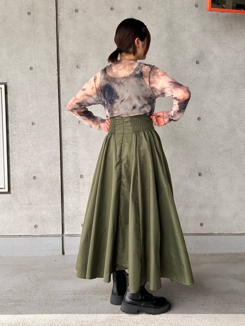 グリーン系のスカート、ブラウン系のTシャツ/カットソーを着用したレディースの夏コーディネートの4枚目の写真