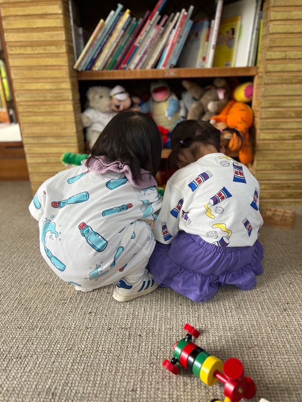 ブルー系のTシャツ/カットソーを着用したレディースの春コーディネートの3枚目の写真