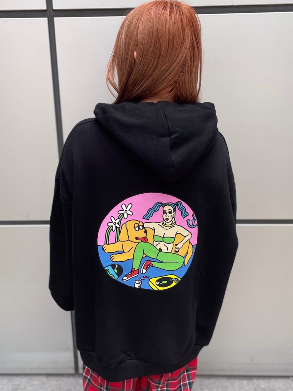 ブラック系のパーカー、レッド系のその他パンツを着用したレディースの秋コーディネートの2枚目の写真