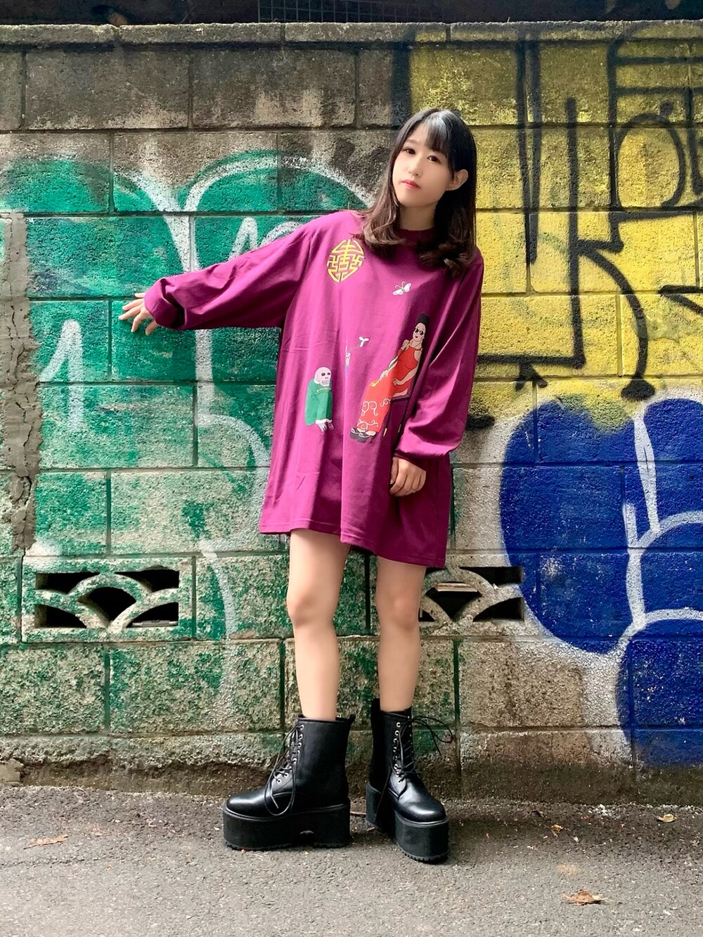 ブラック系のブーツ、レッド系のTシャツ/カットソーを着用したレディースの秋コーディネートの2枚目の写真