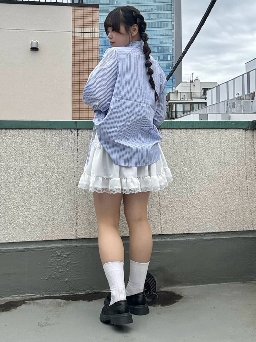 ホワイト系のスカート、ブルー系のシャツ/ブラウスを着用したレディースの春コーディネートの3枚目の写真