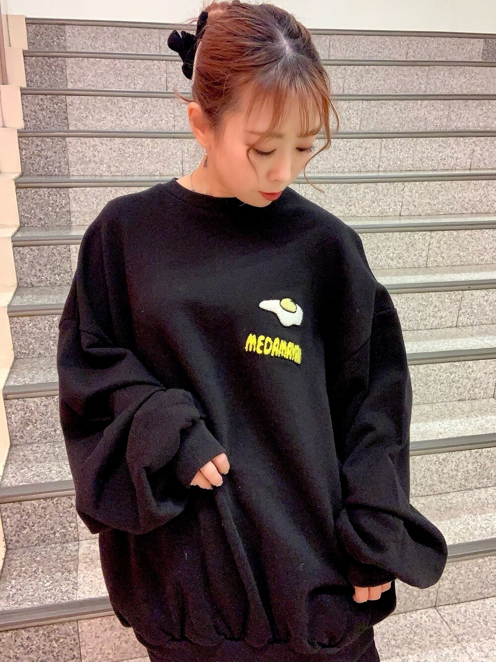 ブラック系のスウェット、ブラック系のスウェットパンツ、ブラック系のブーツを着用したレディースの冬コーディネートの2枚目の写真