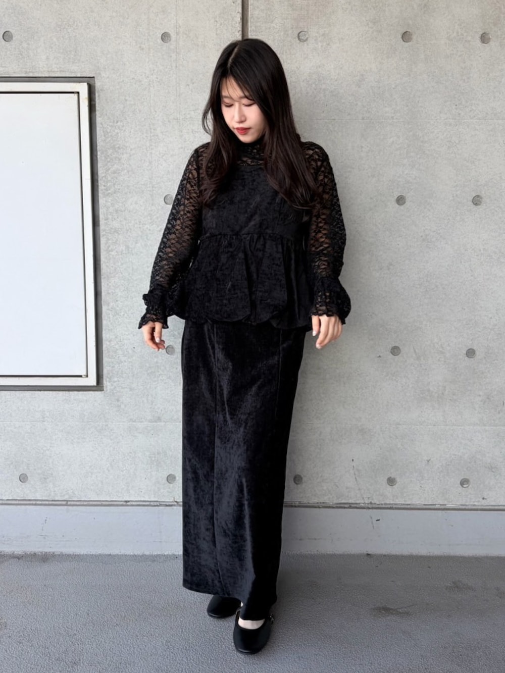 ブラック系のスカート、ブラック系のチュニック、ブラック系のTシャツ/カットソーを着用したレディースの冬コーディネートの2枚目の写真