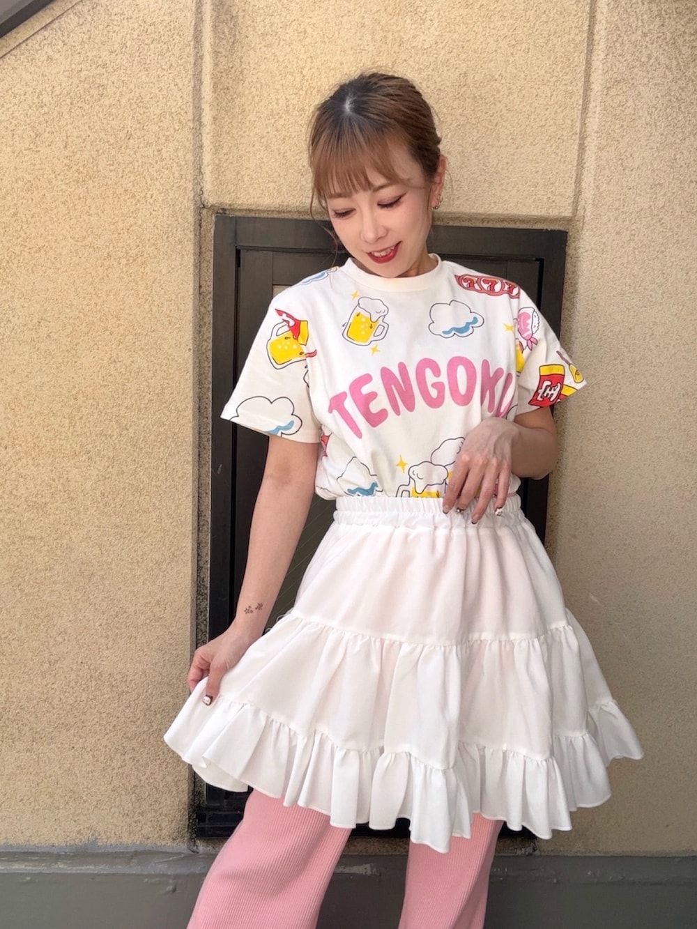 ホワイト系のTシャツ/カットソー、ホワイト系のスカート、ピンク系のその他パンツを着用したレディースの春コーディネートの3枚目の写真