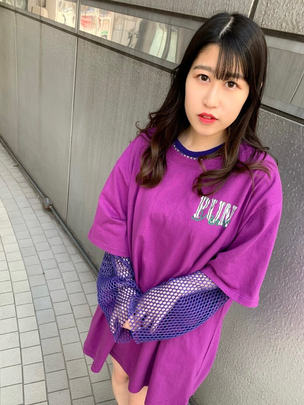 パープル系のTシャツ/カットソー、パープル系のTシャツ/カットソー、ホワイト系のスニーカーを着用したレディースの春コーディネートの2枚目の写真