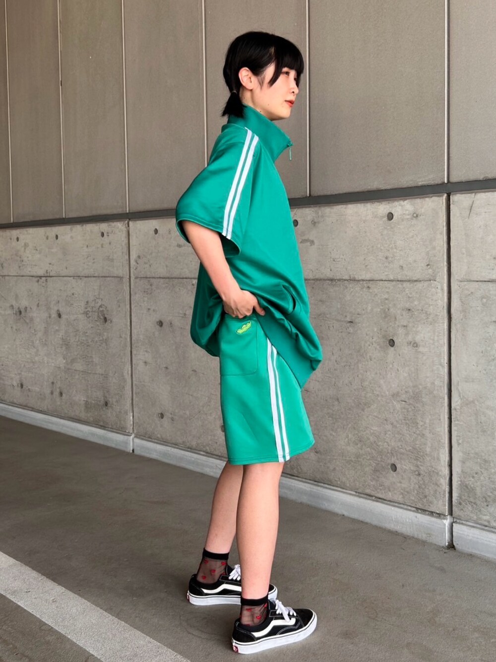 グリーン系のジャージ、グリーン系のその他パンツを着用したレディースの夏コーディネートの3枚目の写真