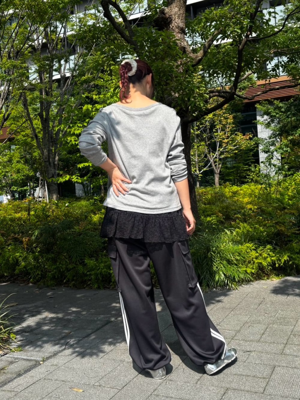 グレー系のカーディガン/ボレロ、ブラック系のチュニック、ブラック系のカーゴパンツを着用したレディースの夏コーディネートの4枚目の写真