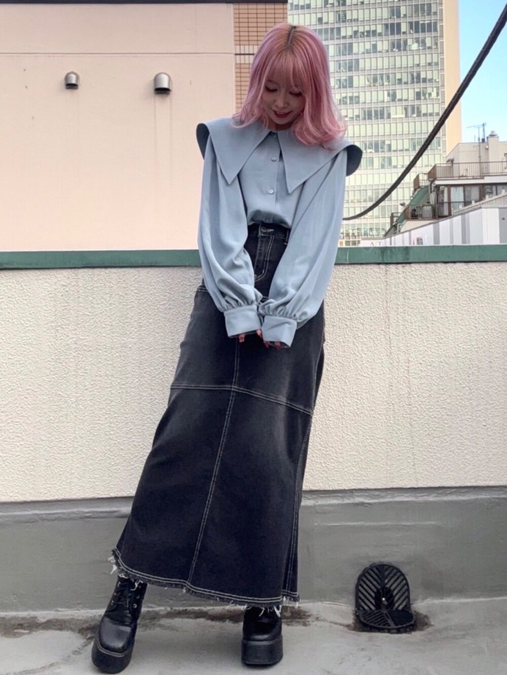 ブルー系のシャツ/ブラウス、ブラック系のデニムスカートを着用したレディースの冬コーディネートの2枚目の写真