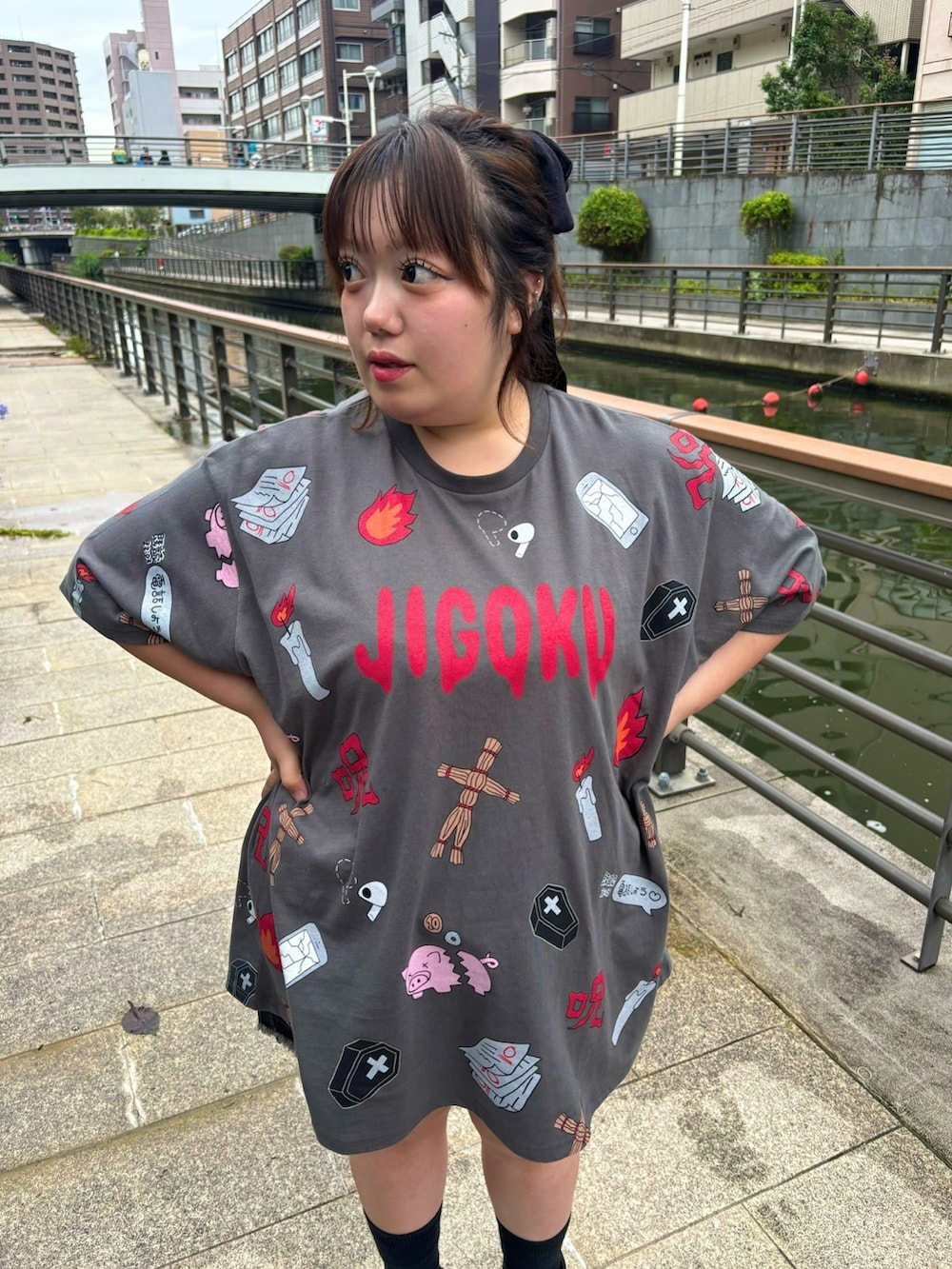 ブラック系のTシャツ/カットソーを着用したレディースの夏コーディネートの4枚目の写真