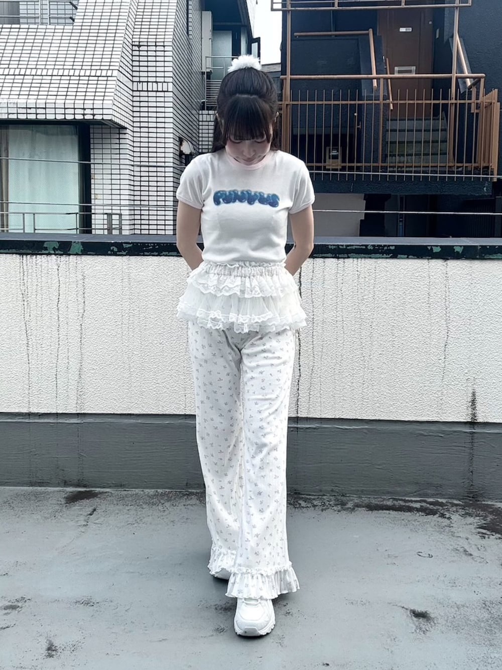 ホワイト系のその他パンツ、ホワイト系のスカート、ホワイト系のTシャツ/カットソーを着用したレディースの夏コーディネートの2枚目の写真