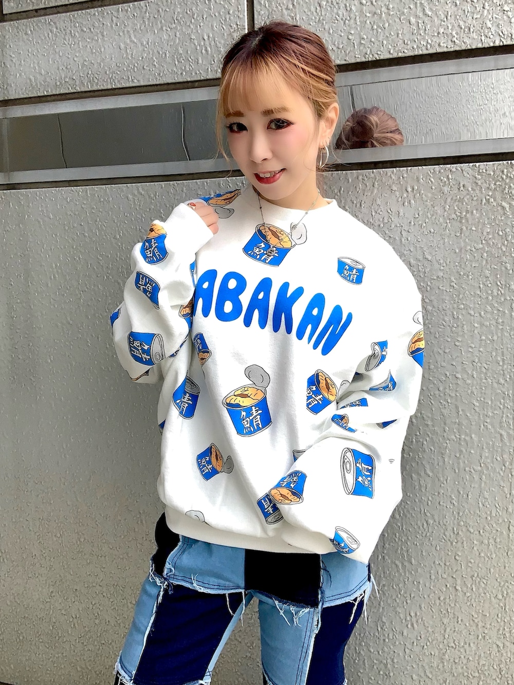 ブルー系のスウェット、ブルー系のジャージ、ブルー系のデニムパンツを着用したレディースの冬コーディネートの3枚目の写真