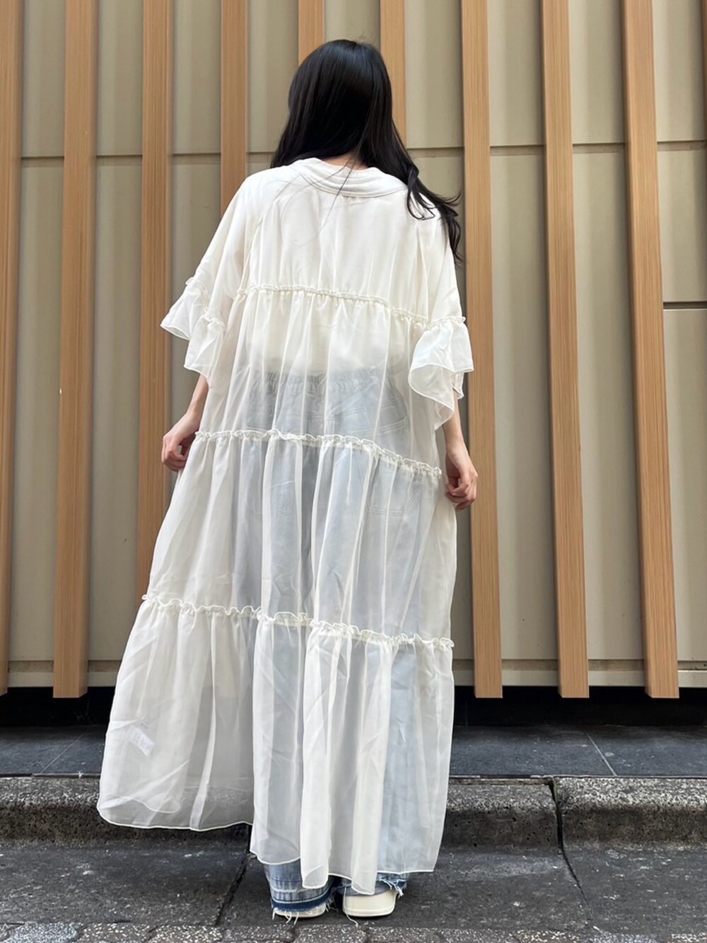 ホワイト系のワンピース、ブルー系のデニムパンツ、ホワイト系のTシャツ/カットソーを着用したレディースの夏コーディネートの4枚目の写真