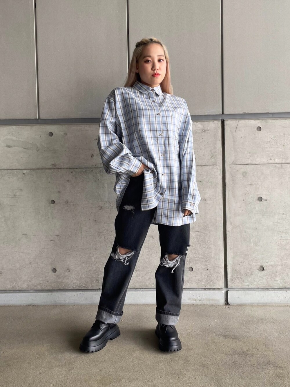 ブラック系のブーツ、ブラック系のデニムパンツ、ブルー系のシャツ/ブラウスを着用したレディースの冬コーディネートの2枚目の写真