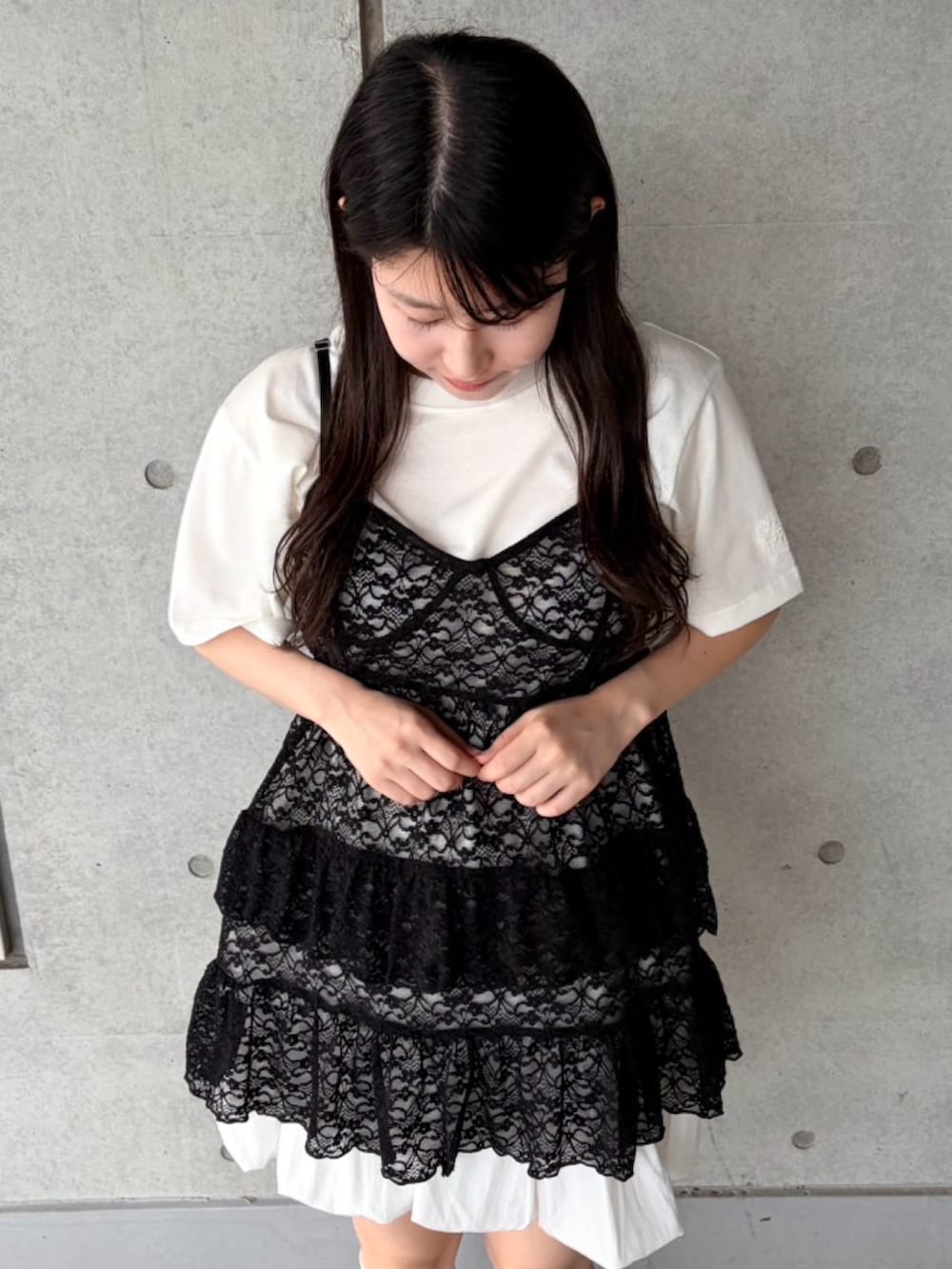 ブラック系のワンピース、ホワイト系のスカート、ホワイト系のTシャツ/カットソーを着用したレディースの夏コーディネートの2枚目の写真