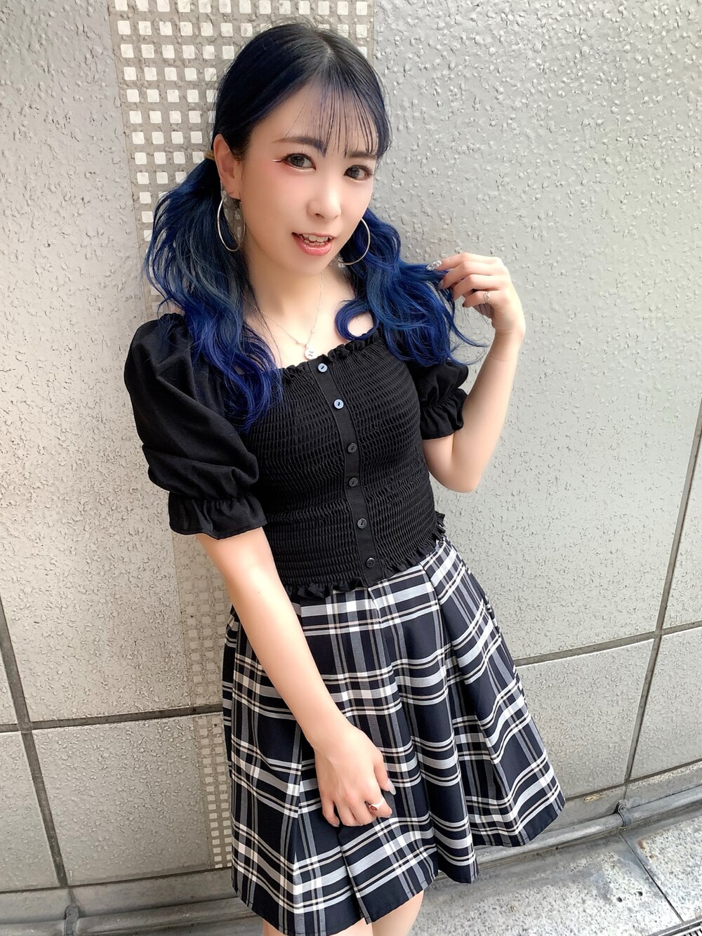 ブラック系のブーツ、ブラック系のスカート、ブラック系のシャツ/ブラウスを着用したレディースの夏コーディネートの2枚目の写真