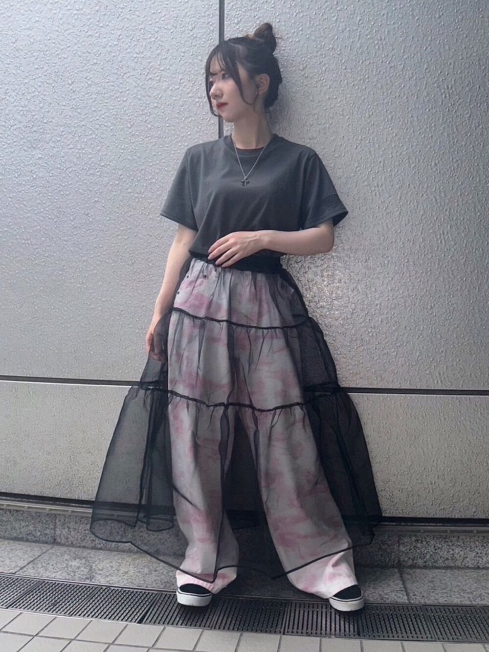 ブラック系のTシャツ/カットソー、ブラック系のスカート、ピンク系のその他パンツを着用したレディースの夏コーディネートの3枚目の写真