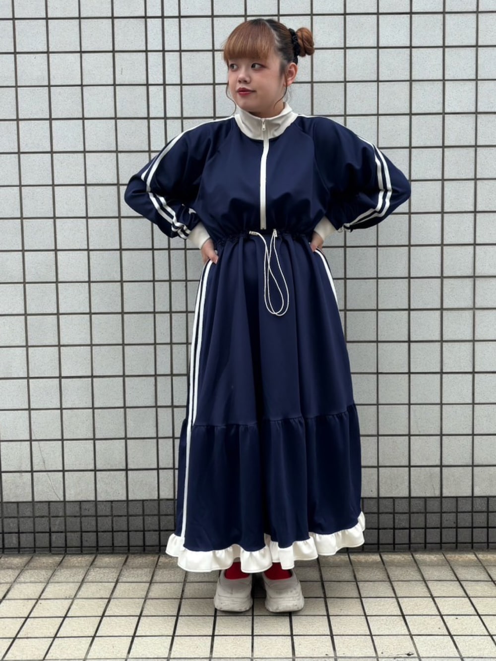 ブルー系のワンピースを着用したレディースの秋コーディネートの2枚目の写真