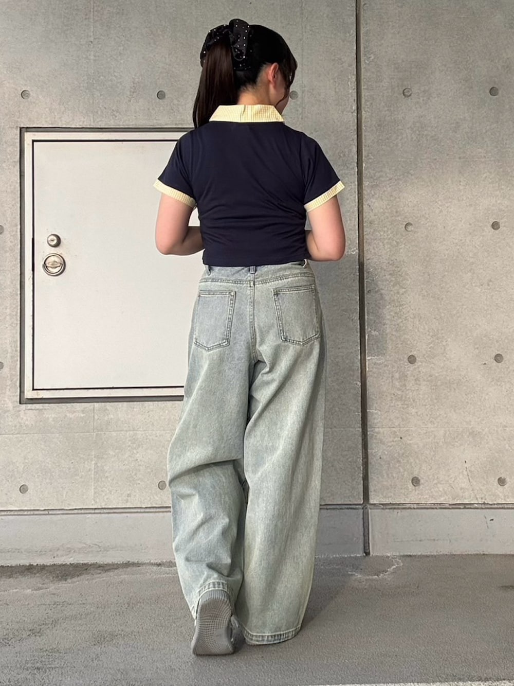 ブルー系のデニムパンツ、ブルー系のTシャツ/カットソーを着用したレディースの夏コーディネートの4枚目の写真