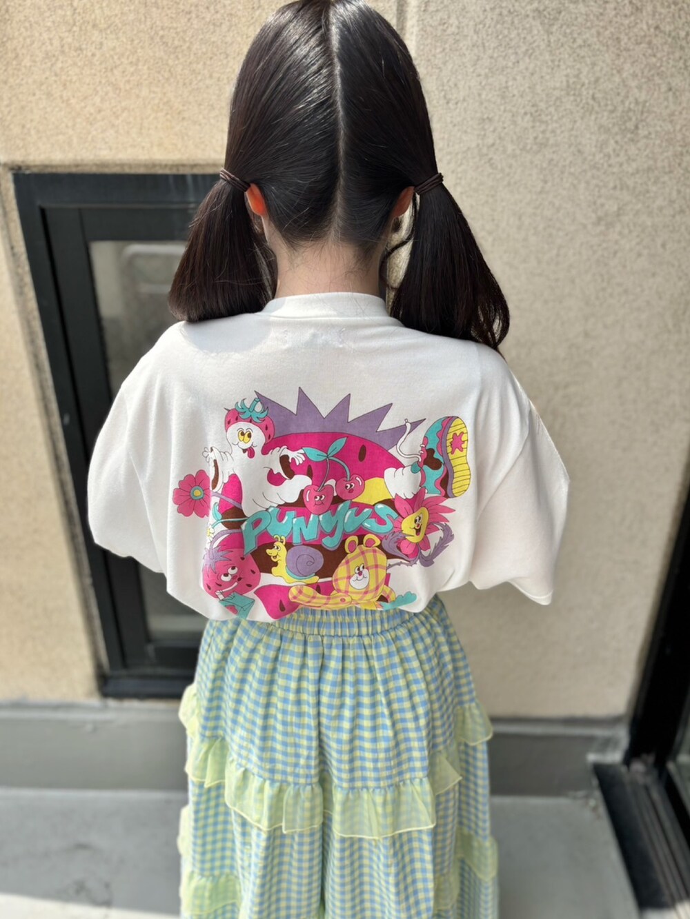 イエロー系のスカート、ホワイト系のTシャツ/カットソーを着用したレディースの夏コーディネートの4枚目の写真