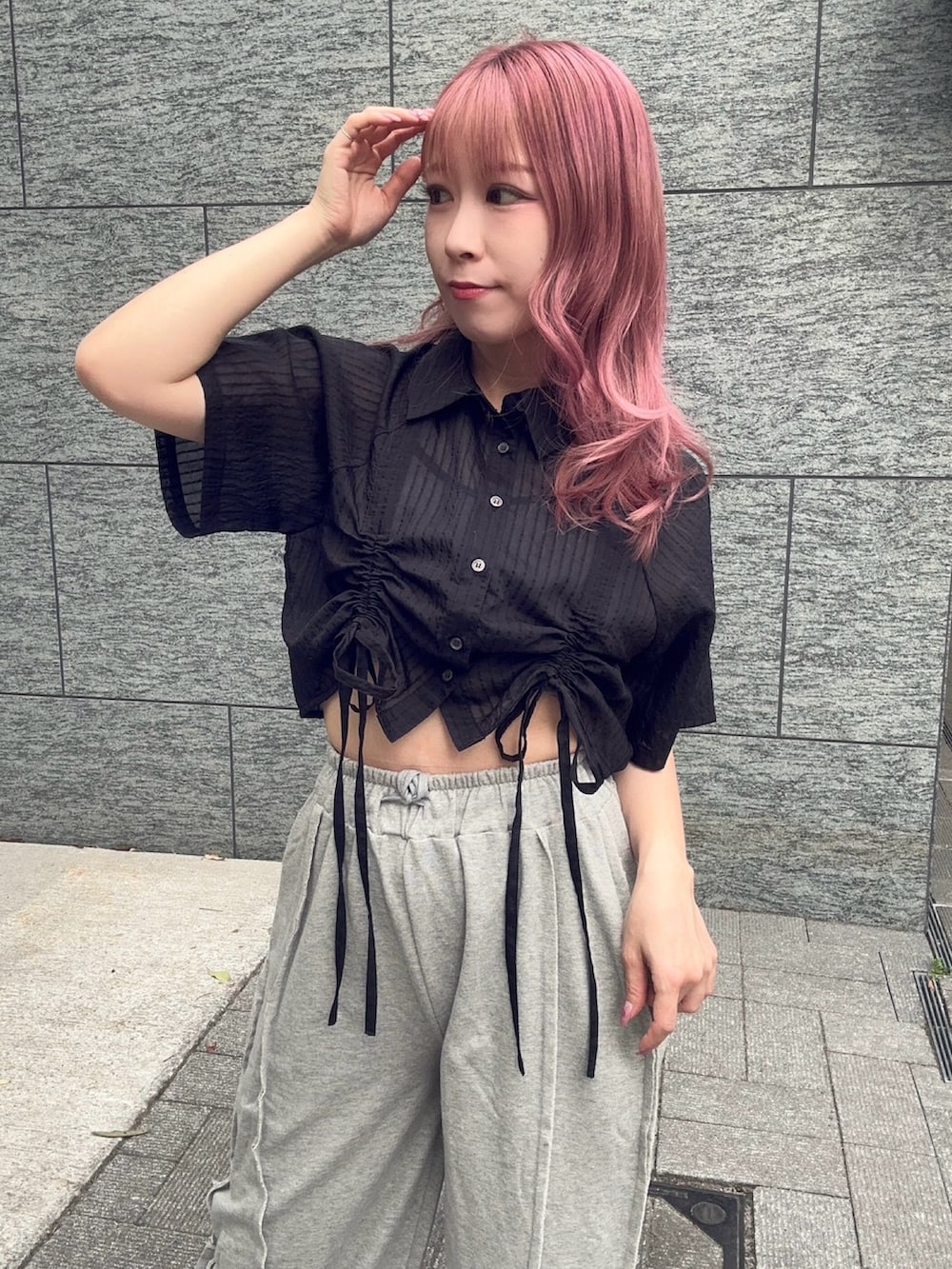 グレー系のスウェットパンツ、ブラック系のシャツ/ブラウスを着用したレディースの夏コーディネートの7枚目の写真