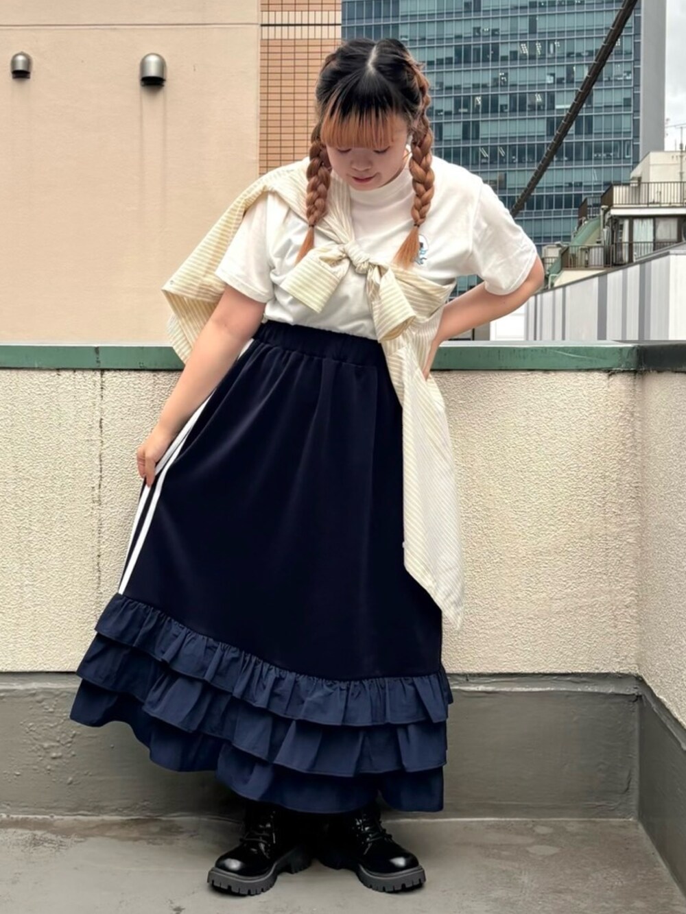 ブルー系のスカート、イエロー系のシャツ/ブラウス、ホワイト系のTシャツ/カットソーを着用したレディースの夏コーディネートの3枚目の写真