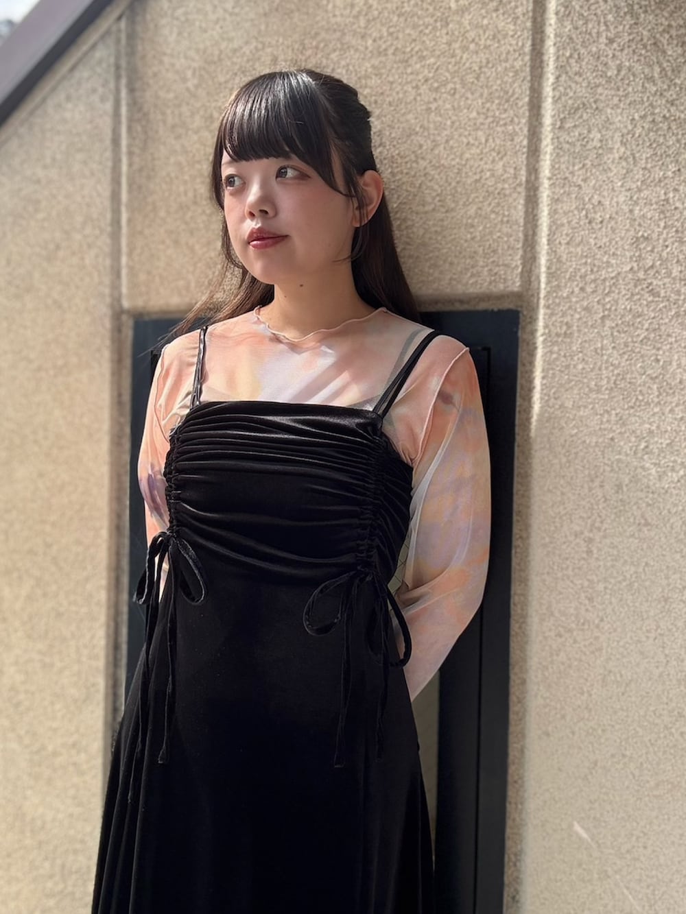 ブラック系のワンピース、オレンジ系のTシャツ/カットソーを着用したレディースの春コーディネートの5枚目の写真