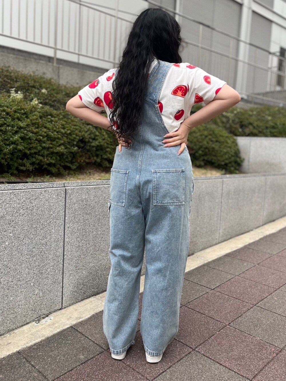 ブルー系のサロペット/オーバーオール、レッド系のTシャツ/カットソーを着用したレディースの春コーディネートの3枚目の写真