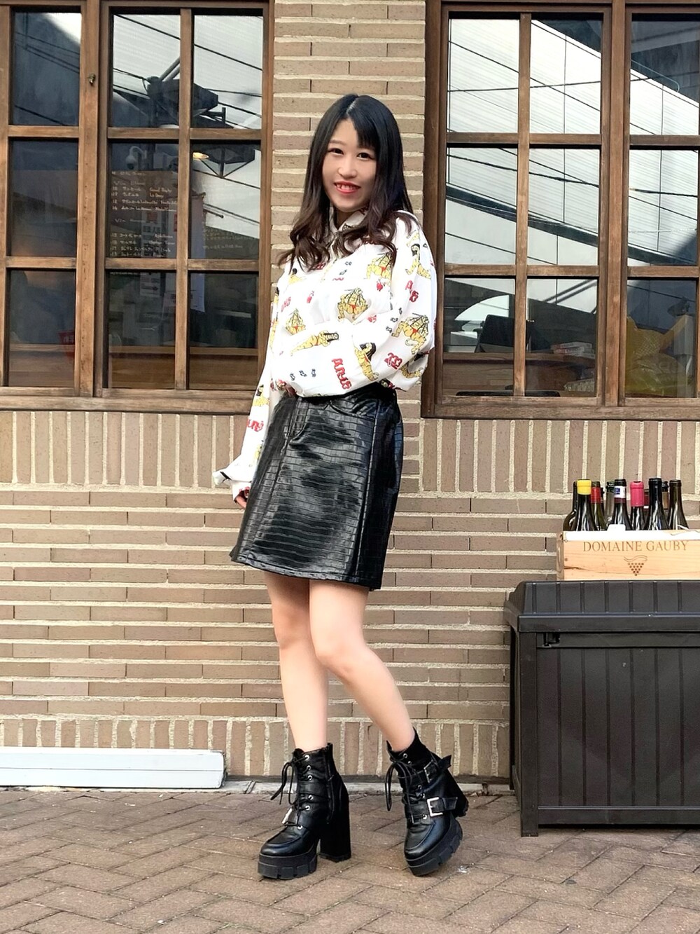 ブラック系のスカート、ホワイト系のシャツ/ブラウスを着用したレディースの冬コーディネートの2枚目の写真