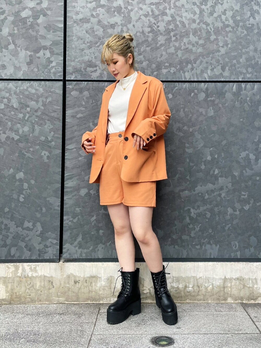 ブラック系のブーツ、ブラック系のその他パンツ、ホワイト系のTシャツ/カットソーを着用したレディースの冬コーディネートの2枚目の写真