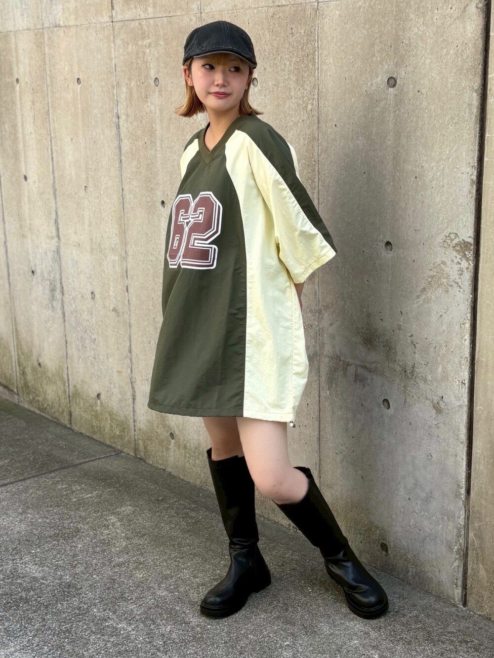 ブルー系のTシャツ/カットソー、グリーン系のTシャツ/カットソー、ブラック系のデニムスカートを着用したレディースの秋コーディネートの2枚目の写真