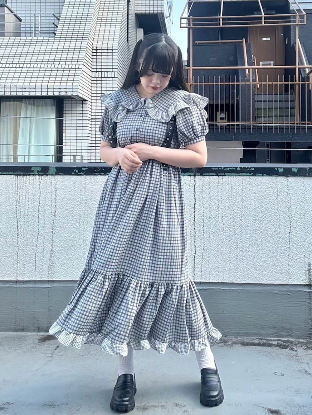 ブラック系のワンピース、ブラック系のベルトを着用したレディースの夏コーディネートの2枚目の写真