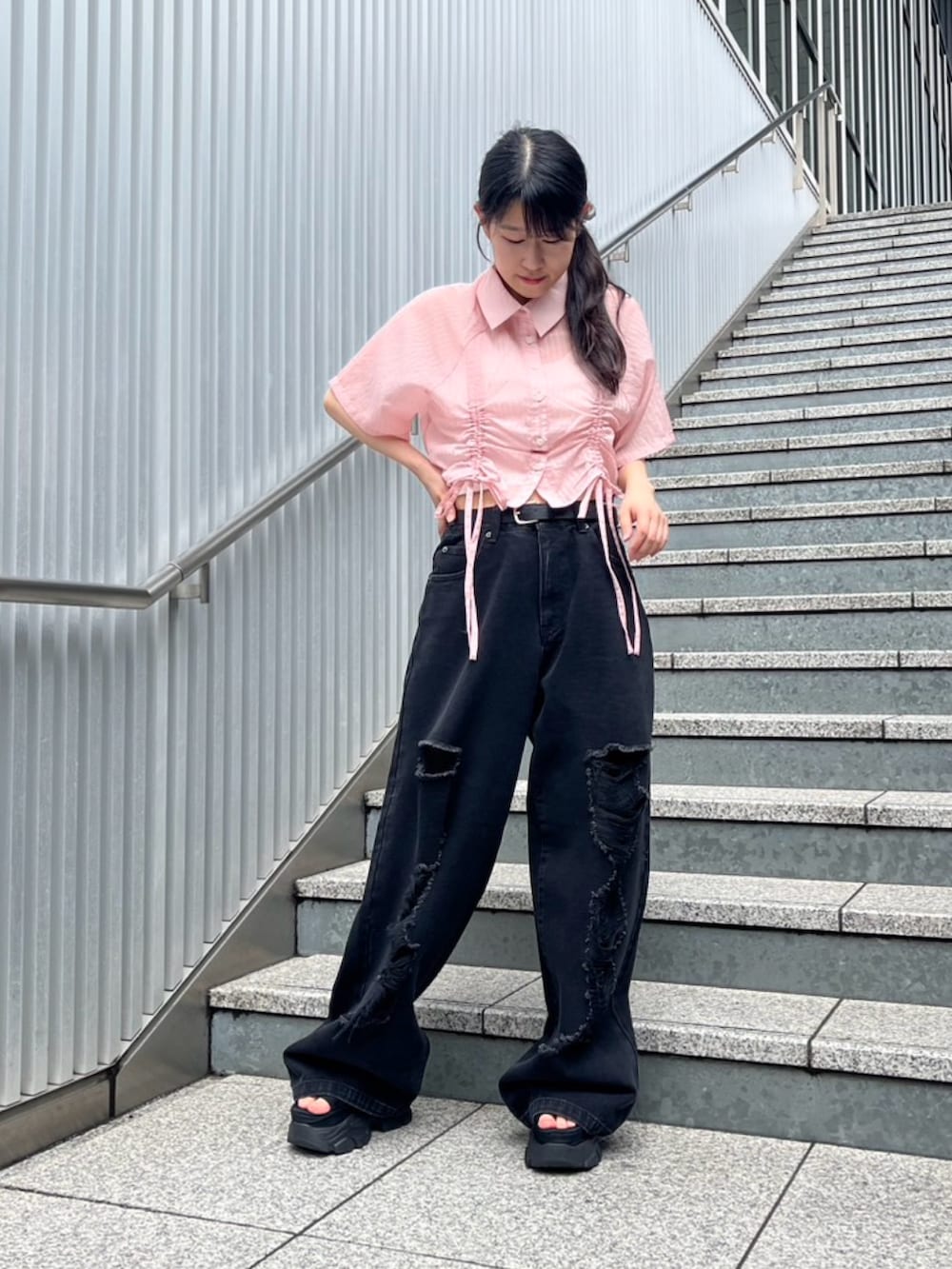 ブラック系のデニムパンツ、ピンク系のシャツ/ブラウスを着用したレディースの夏コーディネートの2枚目の写真