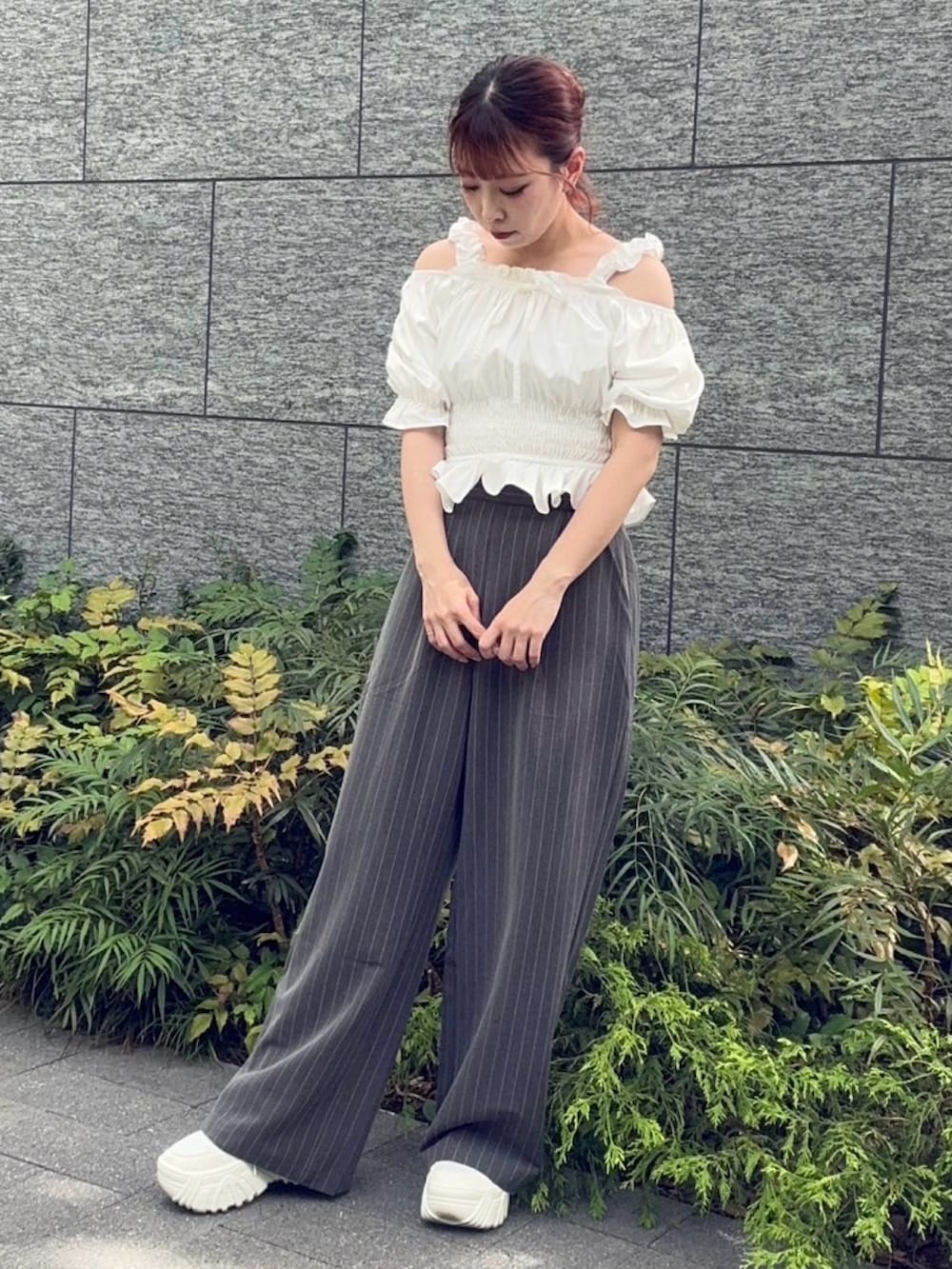 グレー系のその他パンツ、ホワイト系のシャツ/ブラウスを着用したレディースの夏コーディネートの2枚目の写真