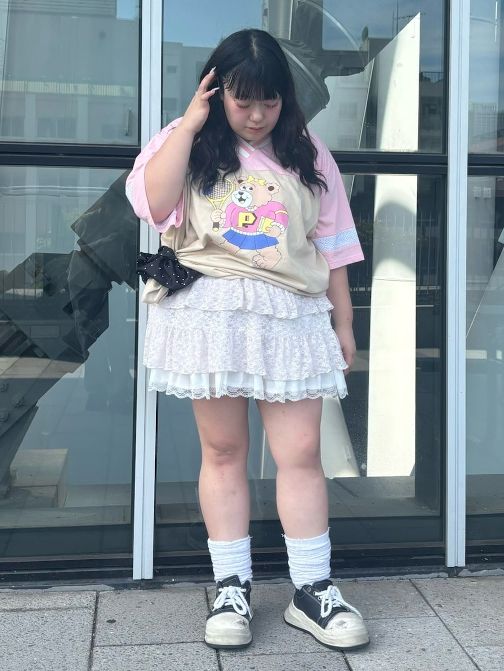 ピンク系のTシャツ/カットソー、ホワイト系のスカート、ホワイト系のワンピースを着用したレディースの夏コーディネートの3枚目の写真