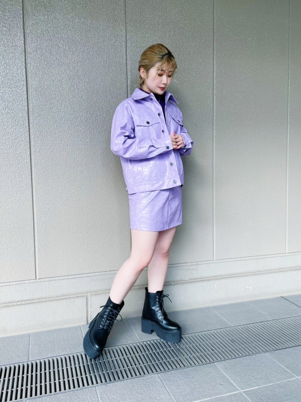 パープル系のスカート、パープル系のその他アウター、パープル系のニット/セーターを着用したレディースの冬コーディネートの2枚目の写真