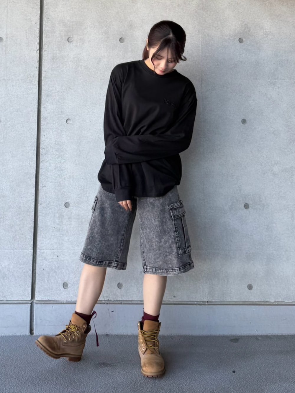 ブラック系のデニムパンツ、ブラック系のTシャツ/カットソーを着用したレディースの冬コーディネートの2枚目の写真