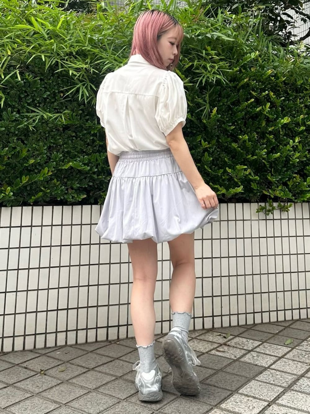 ホワイト系のシャツ/ブラウス、グレー系のスカートを着用したレディースの夏コーディネートの7枚目の写真