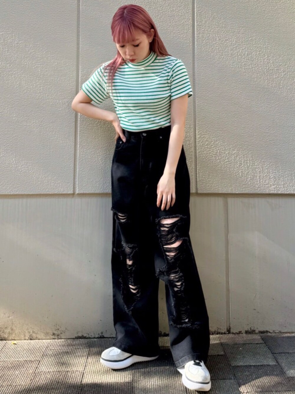 ブラック系のデニムパンツ、グリーン系のTシャツ/カットソーを着用したレディースの夏コーディネートの4枚目の写真