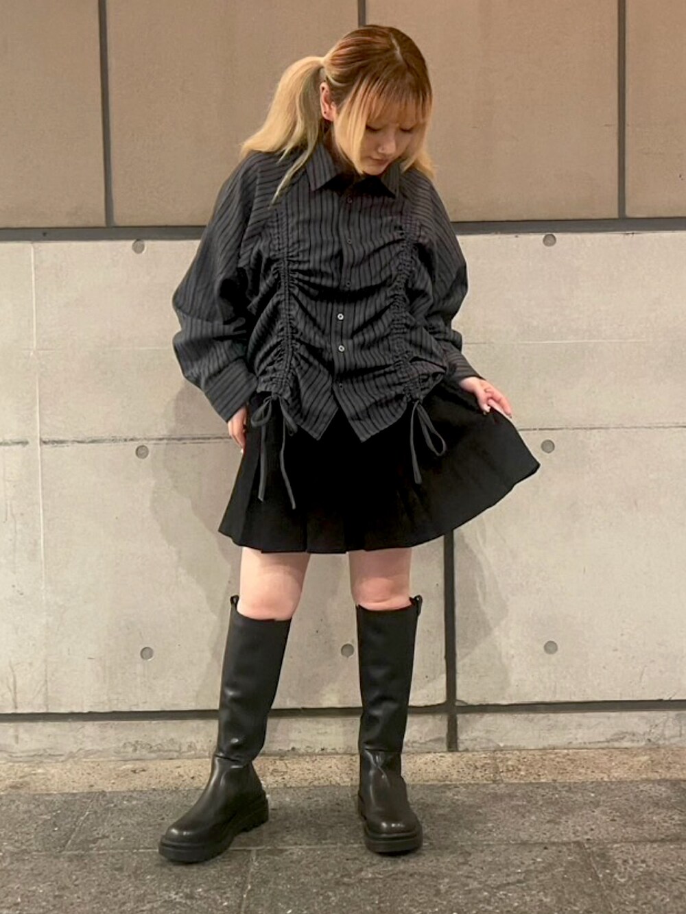 ブラック系のスカート、グレー系のシャツ/ブラウスを着用したレディースの秋コーディネートの3枚目の写真