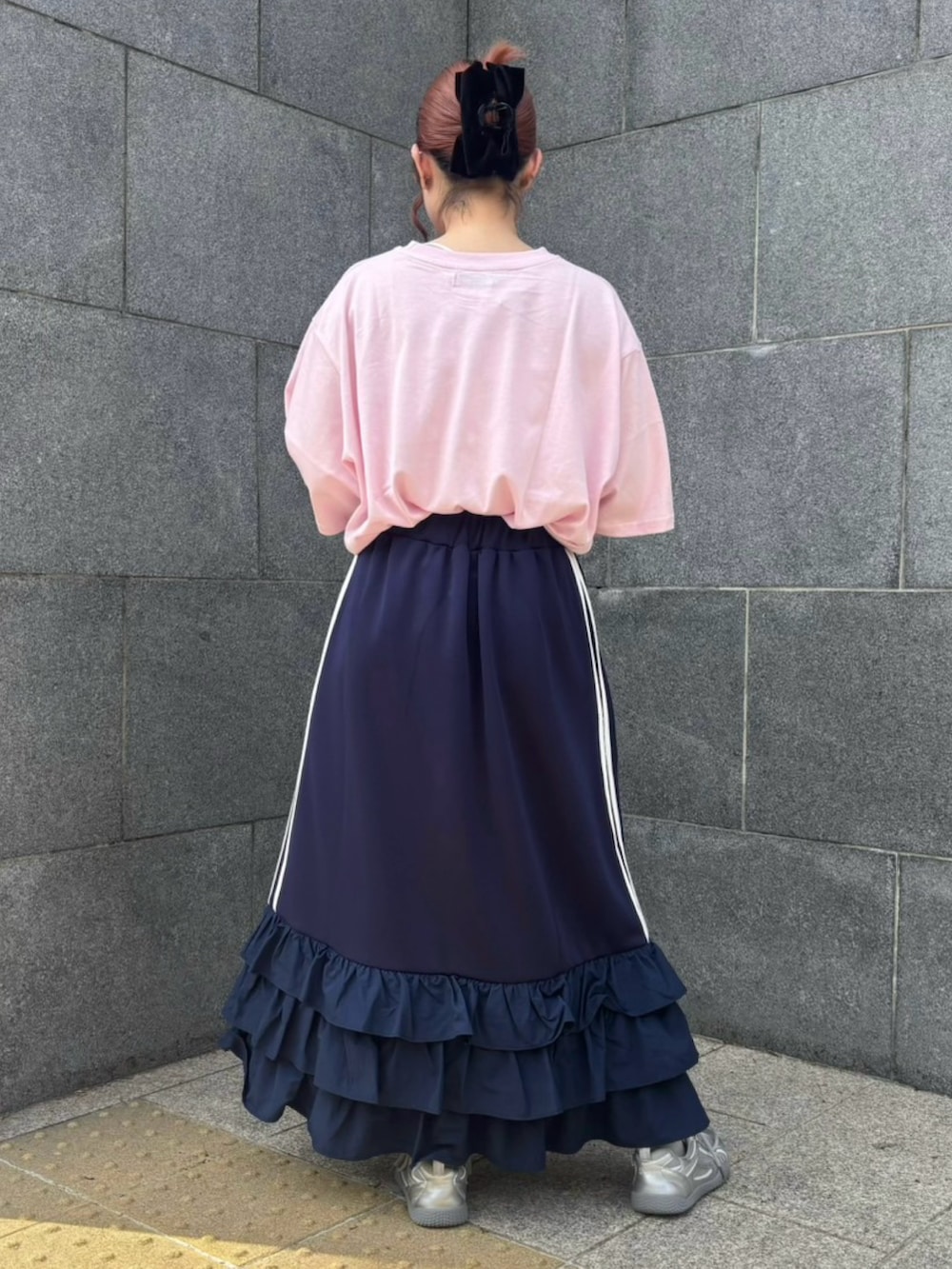 ブルー系のスカート、ピンク系のTシャツ/カットソーを着用したレディースの春コーディネートの4枚目の写真