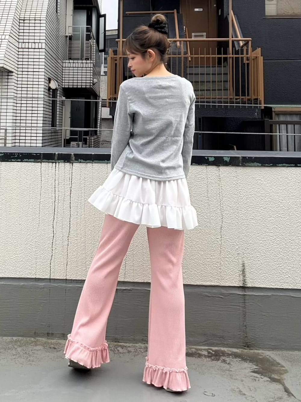 ホワイト系のスカート、ピンク系のその他パンツ、グレー系のカーディガン/ボレロを着用したレディースの春コーディネートの3枚目の写真