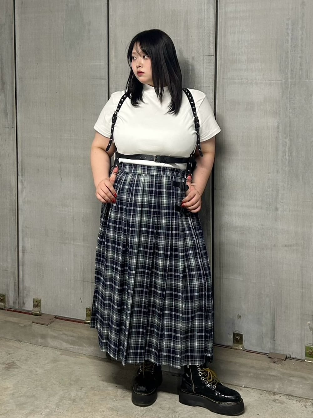 ブルー系のスカート、ホワイト系のTシャツ/カットソー、ブラック系のベルトを着用したレディースの春コーディネートの2枚目の写真