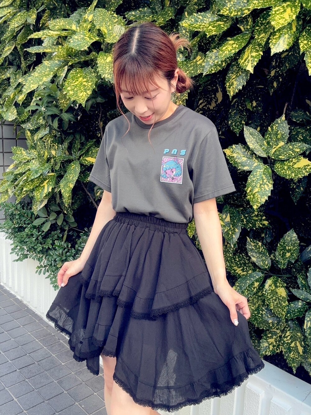 ブラック系のスカート、ブラック系のTシャツ/カットソーを着用したレディースの夏コーディネートの4枚目の写真