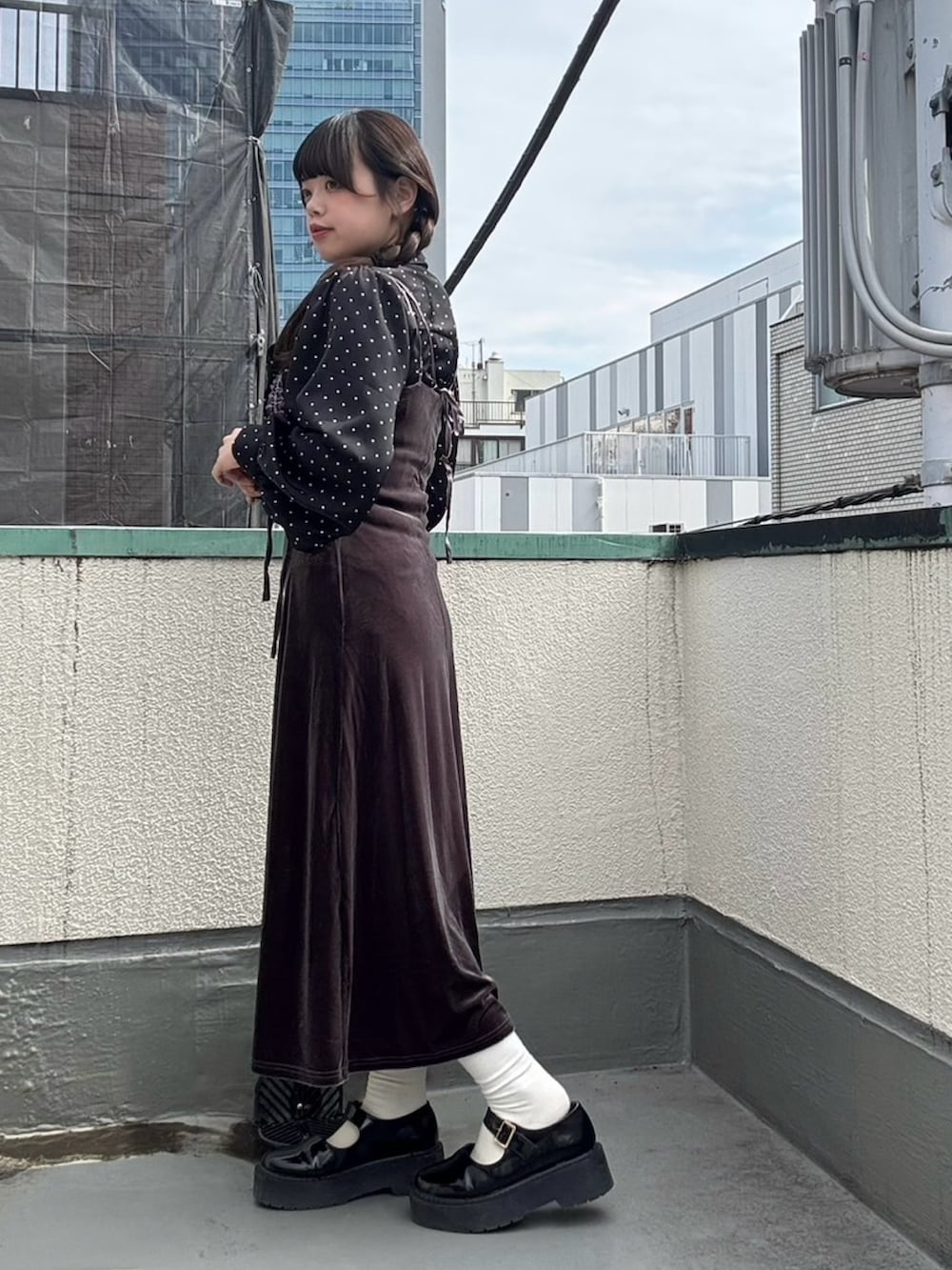 グレー系のワンピース、ブラック系のシャツ/ブラウスを着用したレディースの春コーディネートの4枚目の写真