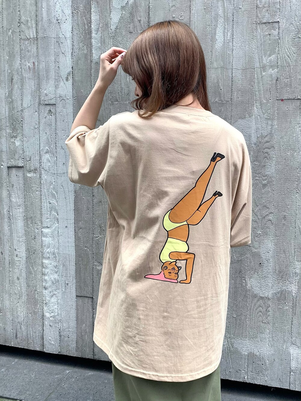 グリーン系のスカート、ベージュ系のTシャツ/カットソー、シルバー系のショルダーバッグを着用したレディースの夏コーディネートの3枚目の写真