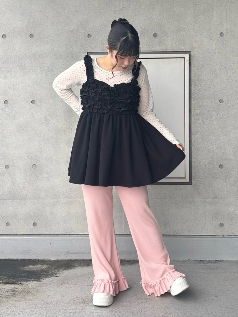 ホワイト系のTシャツ/カットソー、ブラック系のワンピース、ピンク系のその他パンツを着用したレディースの秋コーディネートの2枚目の写真