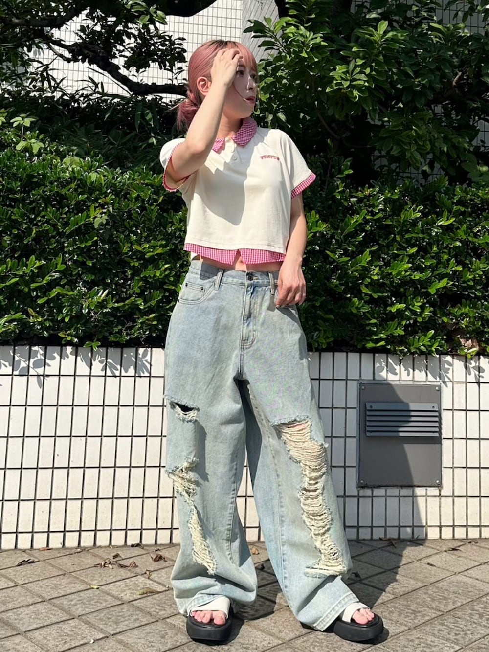 ブルー系のデニムパンツ、ホワイト系のTシャツ/カットソーを着用したレディースの夏コーディネートの2枚目の写真