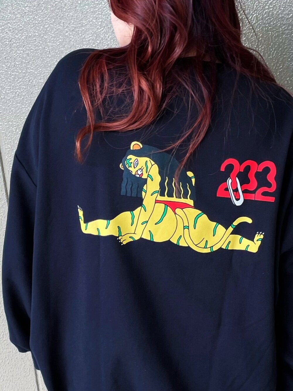 レッド系のその他パンツ、ブラック系のスウェット、ブラック系のダウンベストを着用したレディースの冬コーディネートの4枚目の写真