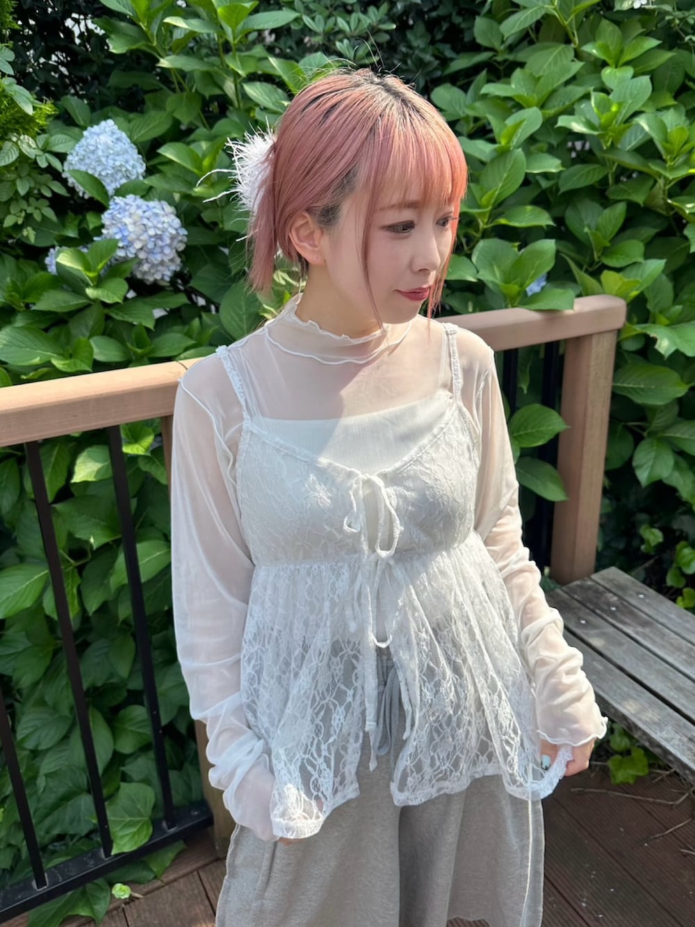グレー系のスウェットパンツ、ホワイト系のTシャツ/カットソー、ホワイト系のチュニックを着用したレディースの夏コーディネートの6枚目の写真