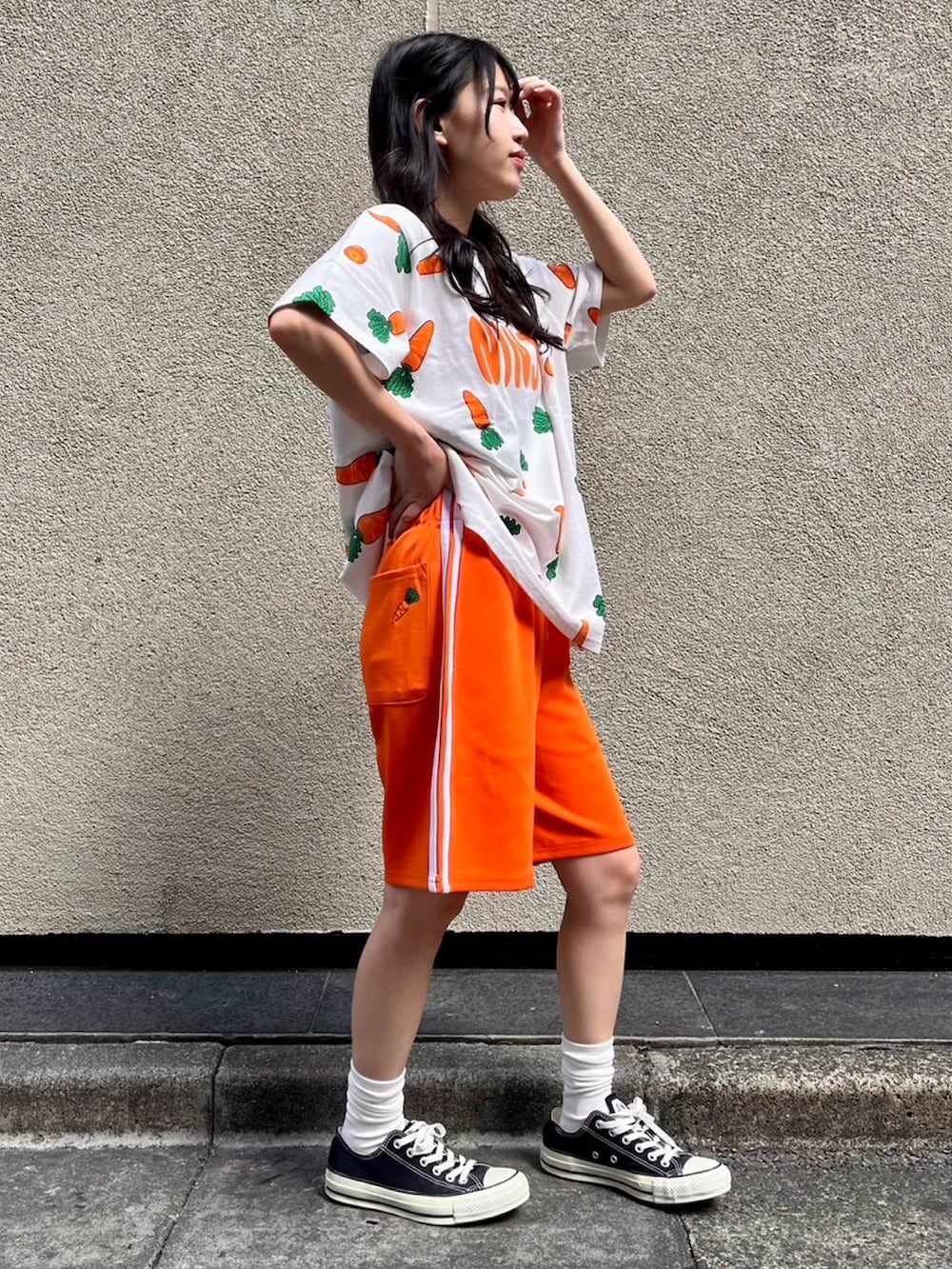 オレンジ系のTシャツ/カットソー、オレンジ系のその他パンツを着用したレディースの夏コーディネートの2枚目の写真